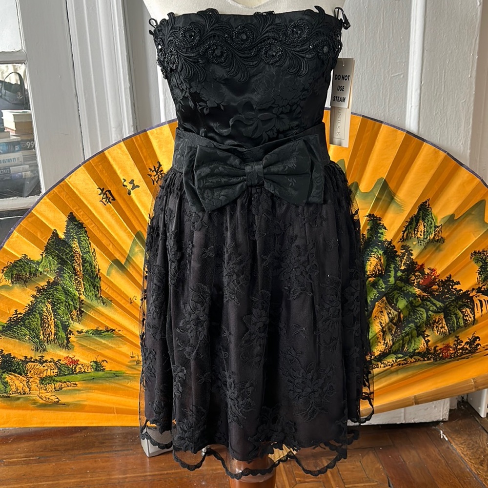 Vintage Short, strapless and elegant evening dress from by Scott McClintock.